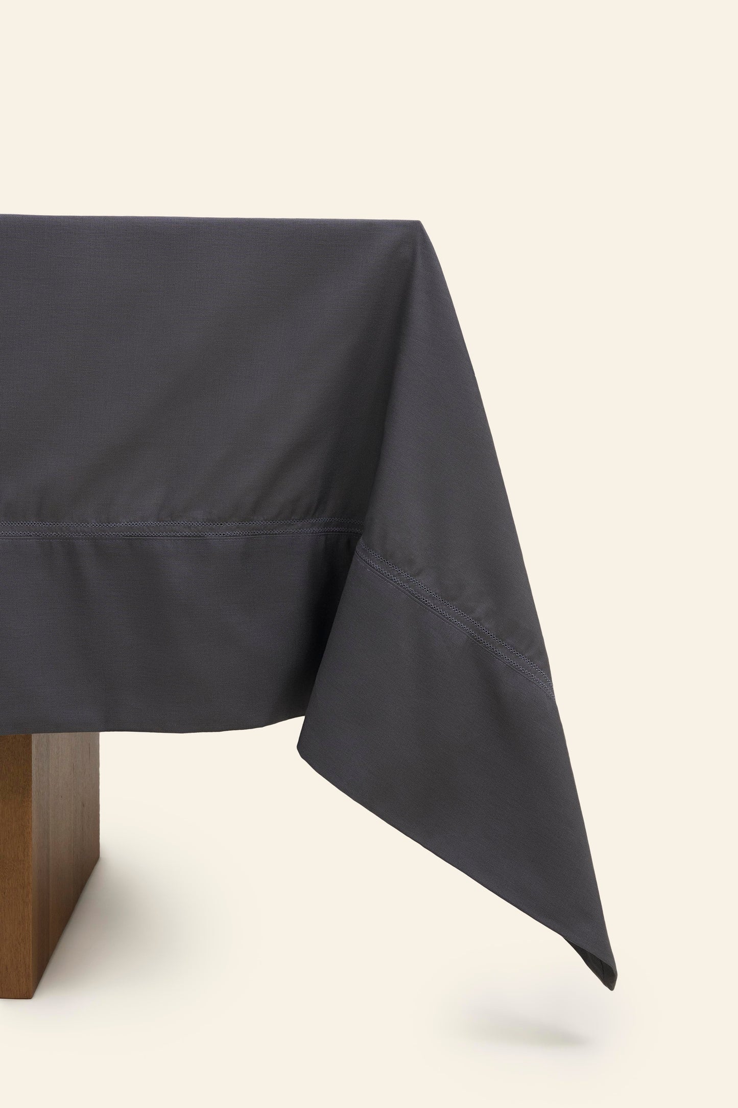 TABLE CLOTH WITH 2 HEMSTITCH